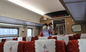 在中老边境磨憨站，我国乘警首次登上老挝开来的“澜沧号”列车播报