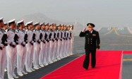 俄罗斯海军总司令在中国航空母舰上参观敬礼